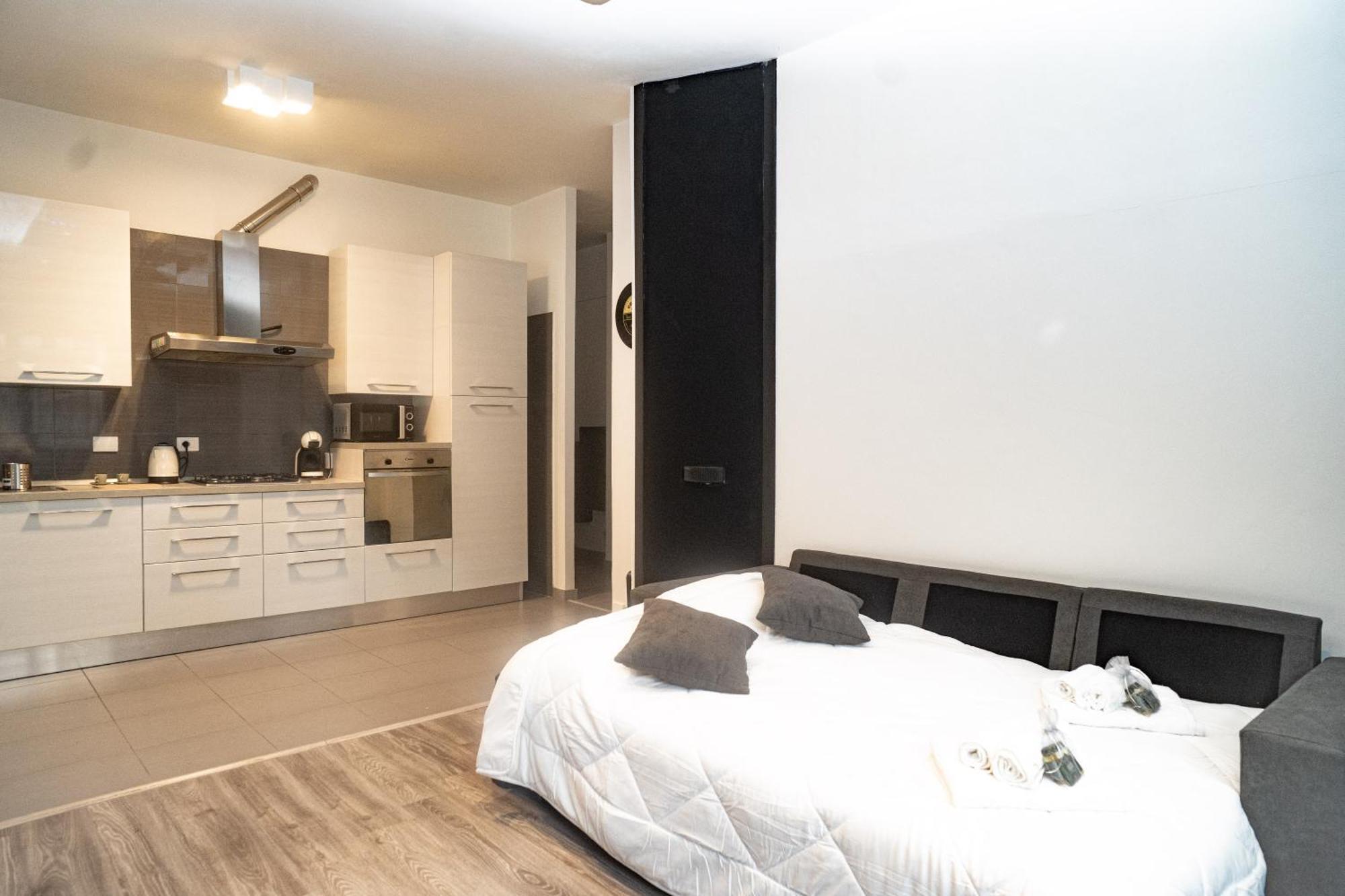 Led, Comfort And Style Just A Few Minutes From The Colosseum Appartamento